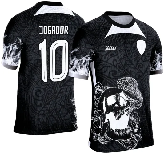 Camisa preta com fundo tribal cinza escuro, na frente caveira branca cercada por cobra e flores, texto 'SOCCER'; nas costas, número 10 grande e 'JOGADOR' em branco; mangas com efeito de fumaça branca e detalhes em branco.