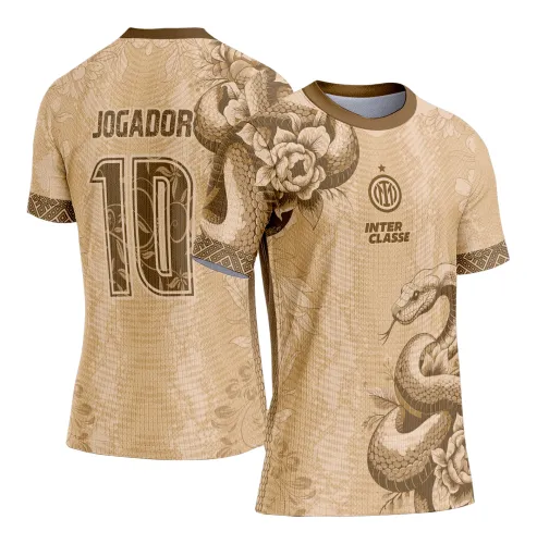 Camisa bege com estampa de cobra enrolada em flores na frente e costas, logo do Inter de Milão e texto INTER CLASSE na frente, JOGADOR e número 10 nas costas, gola e punhos marrons com padrão geométrico.