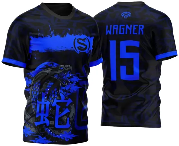 Camisa preta com arte da cobra naja azul na frente, faixa azul atrás do peito com logo S, costas com nome WAGNER e número 15 em azul, bordas de manga também azul, detalhes de fumaça azul em destaque.