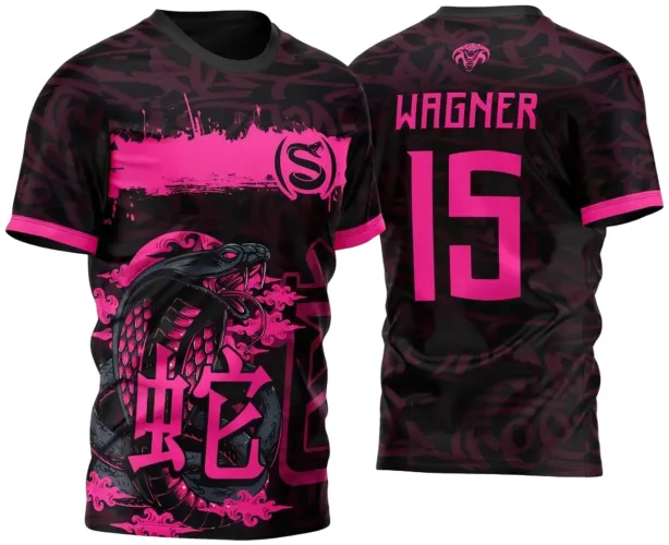 Camisa preta com detalhes rosa vibrante, cobra naja em destaque na frente junto com caracteres chineses e faixa rosa com letra S. Nas costas, nome WAGNER e número 15 em rosa, com pequeno símbolo da cobra naja acima.