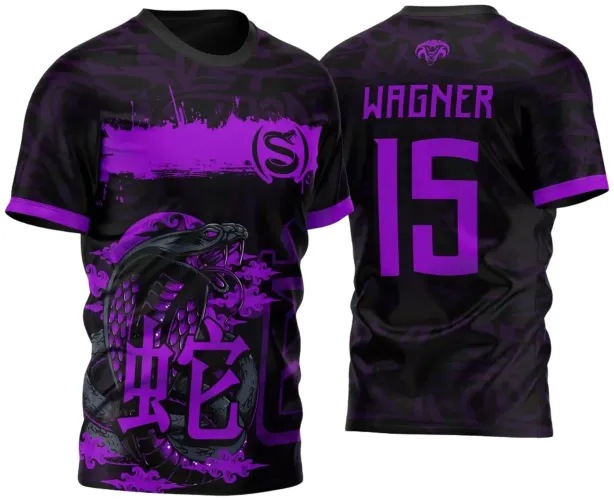 Camisa com arte de cobra na frente em preto com detalhes roxos, faixa roxa no peito com símbolo (S), costas pretas com nome WAGNER e número 15 em roxo, detalhe de mascote cobra roxa no topo das costas.