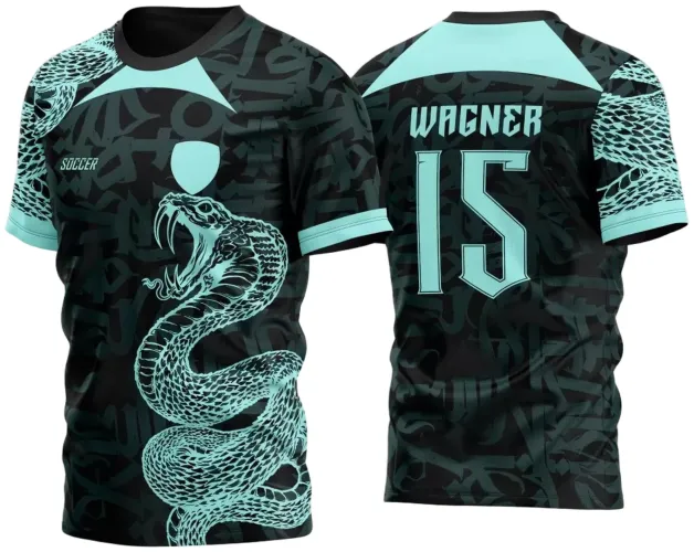 Camisa preta com desenhos verdes água, cobrindo frente e costas. Frente exibe uma cobra naja com boca aberta, escudo vazio e texto 'SOCCER'. Nas costas, nome 'WAGNER' e número '15' em verde água sobre fundo preto com grafismos.