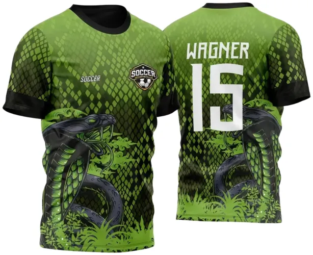 Camisa verde com estampa de cobra naja preta e verde em pose agressiva na frente, escudo Soccer Sports Club e texto SOCCER, costas mostram nome WAGNER acima do número 15 em branco, padrão escamoso e detalhes de plantas