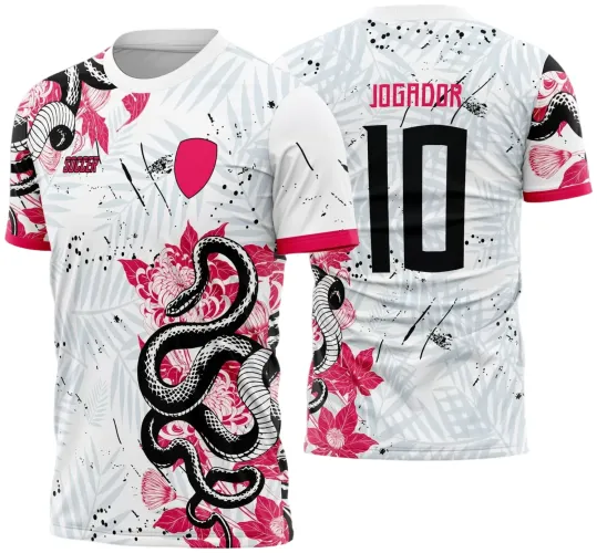 Camisa branca com estampa de cobra preta entre flores rosas na frente, escudo rosa e palavra SOCCER em destaque; nas costas número 10 preto e texto JOGADOR rosa em fundo com folhas cinza e detalhes florais rosas ao lado.