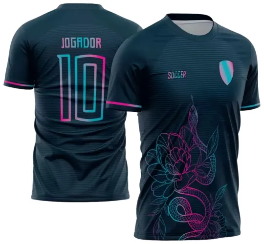 Camisa preta com listras sutis, frente com cobra enrolada em flores neon azul e rosa, escudo colorido, texto SOCCER; costas com número 10 e JOGADOR em degradê azul, rosa e lilás, mangas com detalhes coloridos.