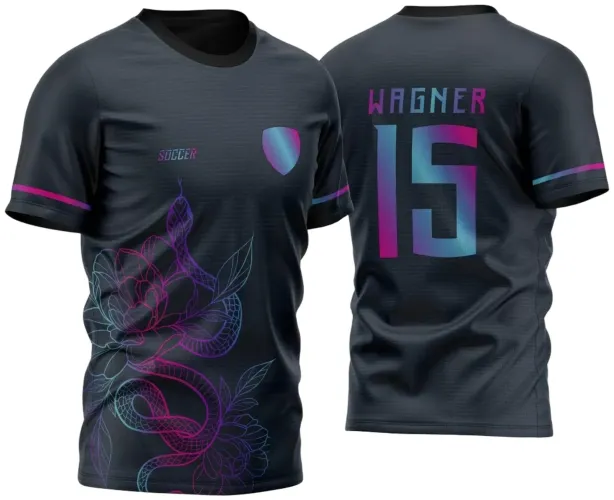 Camisa preta com serpente e flores em linhas neon azul e rosa na frente, escudo e palavra SOCCER também em degradê, costas com nome WAGNER e número 15 em azul e rosa degradê