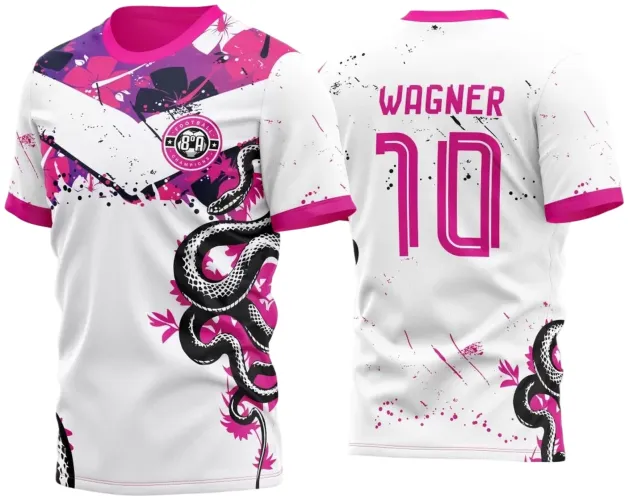 Camisa branca com gola e punhos rosas, frente com cobra preta enrolada e ornamentos florais rosas e pretos, escudo 'FOOTBALL CHAMPIONS 8º A' no peito, costas com nome WAGNER e número 10 em rosa, detalhes de respingos em rosa e preto.
