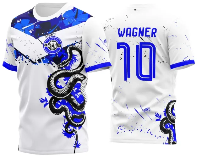 Camisa branca com cobra preta enrolada em flores azuis na frente, escudo azul com 'FOOTBALL CHAMPIONS 8ª A', costas brancas com nome WAGNER e número 10 em azul, detalhes de respingos em preto e azul.
