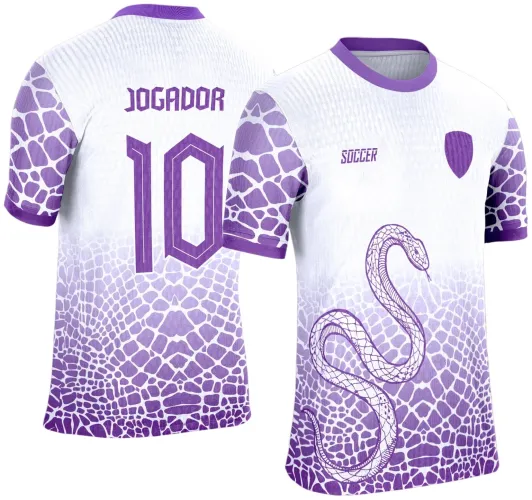 Camisa branca com estampa de cobra roxa estilizada na frente e padrão de escamas roxas nas mangas e na parte inferior, escudo roxo no peito direito, texto SOCCER à esquerda, costas com texto JOGADOR e número 10 em roxo.