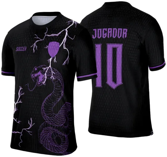Camisa preta com estampa frontal de cobra roxa em pose agressiva e raios lilás. Frente tem escudo roxo e texto SOCCER, costas com JOGADOR e número 10 em roxo, mangas com faixa roxa.