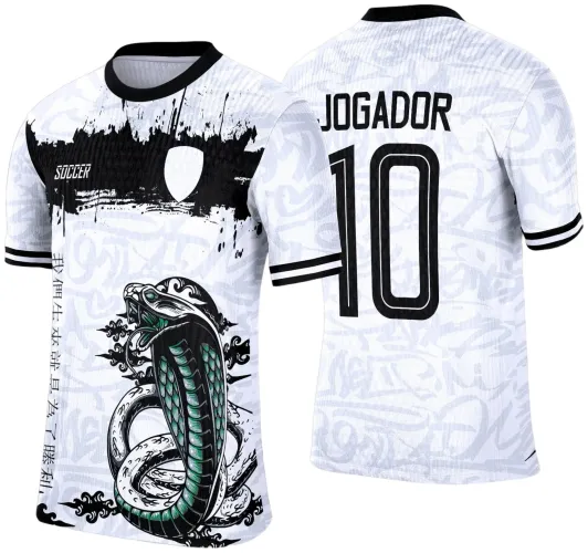 Camisa branca com fundo estampado em cinza claro, cobra tribal verde e preta na frente, pinceladas negras horizontais, gola preta e punhos com duas listras, número 10 e nome JOGADOR em preto nas costas.