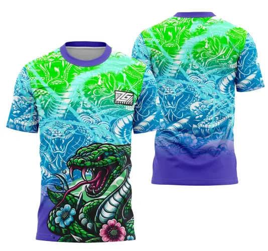 Camisa com cobra verde e flores na frente, fundo degradê azul e verde com ondas e cobras brancas. Costas apresentam múltiplas cobras brancas em padrão sobre fundo azul e verde, base roxa. Textos: INTER CLASSE (frente) e JOGADOR 1 (costas). Gola roxa.
