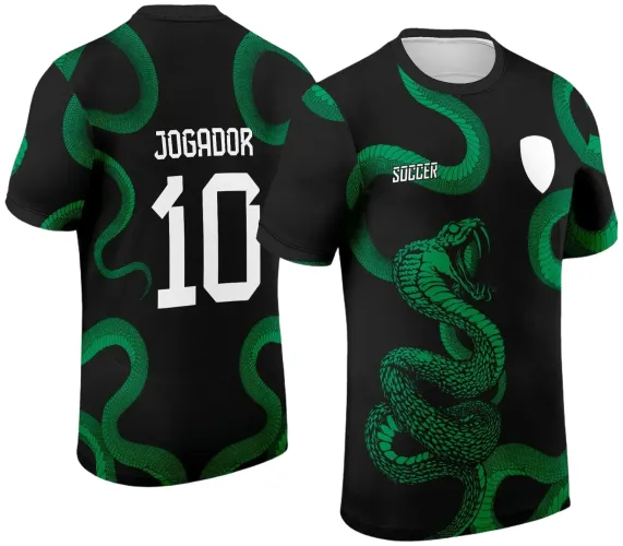Camisa preta com uma cobra verde enrolada em destaque, de frente mostra a cobra em ataque, texto 'SOCCER' e escudo branco, costas exibem a palavra 'JOGADOR' e o número 10 em branco.