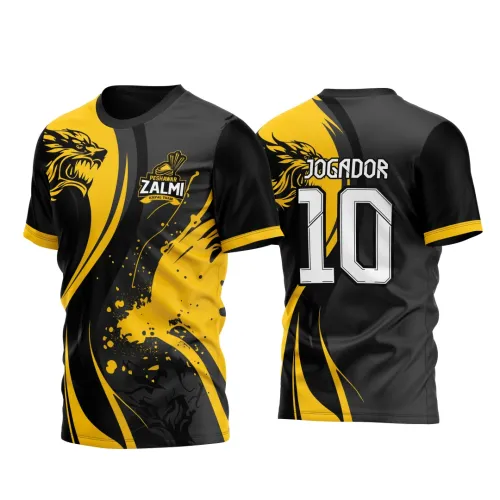 Camisa preta e amarela com estampa frontal de coiote feroz, logo Peshawar Zalmi e detalhes em amarelo; costas exibem 'JOGADOR' e número 10 branco grande com fundo preto e amarelo.
