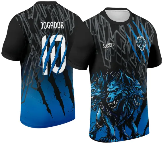 Camisa preta com degradê azul, na frente destaque para um Cérbero azul com três cabeças em pose agressiva e texto 'SOCCER'; atrás, número 10 branco com efeito de garras azuis e nome 'JOGADOR'.