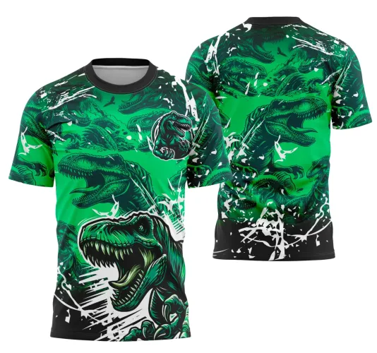 Camisa verde e preta com ilustrações de dinossauros T-Rex agressivos em efeito degradê, grande T-Rex frontal com boca aberta e pequenos detalhes gráficos brancos. Costas com vários T-Rexes espalhados em diferentes poses e tons verdes.