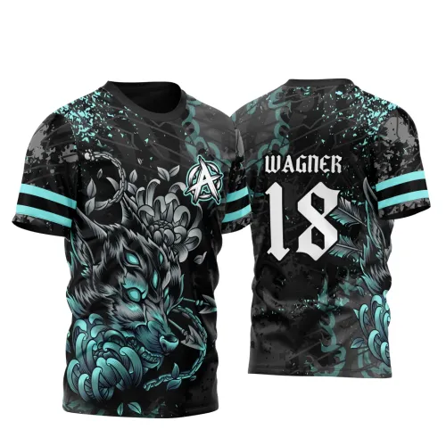 Camisa preta com estampa frontal de lobo em azul-turquesa, logo A ao peito, faixas azul-turquesa nas mangas. Costas com nome WAGNER e número 18 em branco, detalhes de folhas e correntes em azul-turquesa.