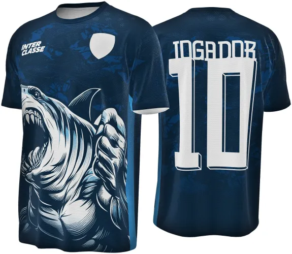 Camisa azul escuro com grande estampa frontal de tubarão em pose agressiva, texto branco INTER CLASSE no peito frente e escudo branco no peito direito; costas com número 10 branco e texto JOGADOR em branco acima.