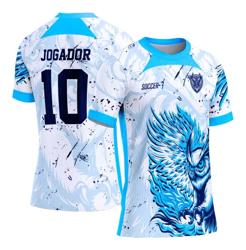 Camisa branca com degradê azul e detalhes em azul turquesa, frente com grande coruja azul em pose agressiva e textos 'SOCCER' e escudo da coruja no peito, costas com nome 'JOGADOR' e número '10' em azul escuro.