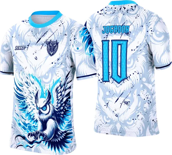 Camisa branca com gola azul clara, frente apresenta coruja estilizada azul em destaque, escudo e texto SOCCER; costas têm número 10 azul e texto JOGADOR com padrão de coruja ao fundo.
