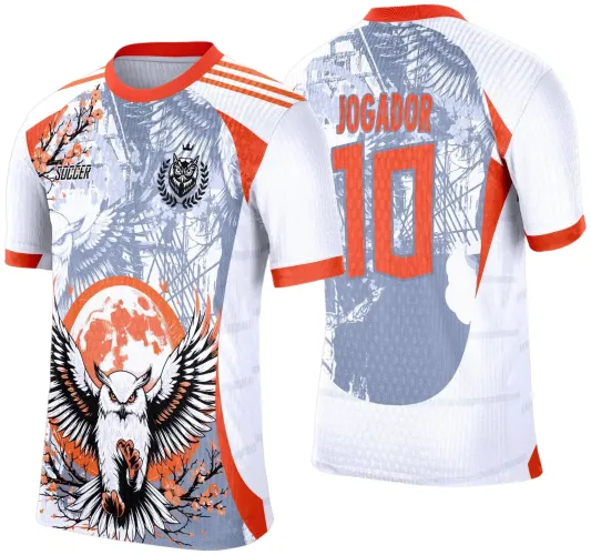Camisa branca com coruja branca de asas abertas e lua vermelha na frente, detalhes em vermelho e cinza, texto 'SOCCER' e coruja estilizada preta no peito. Nas costas, número 10 e 'JOGADOR' em vermelho com fundo cinza e sombra da coruja.
