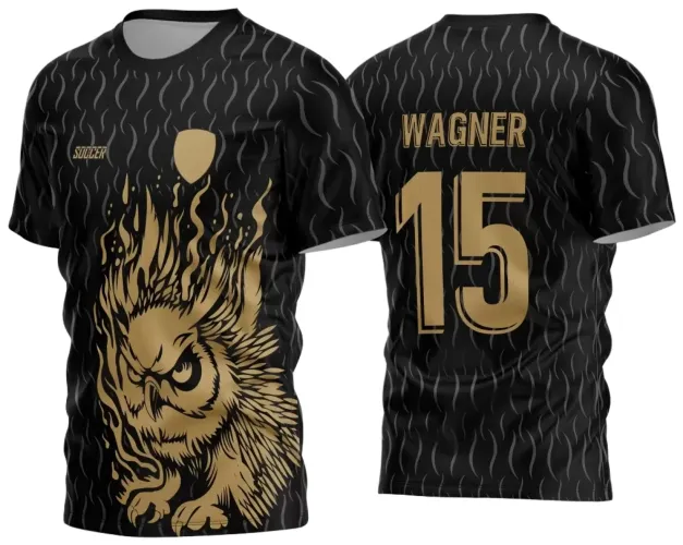 Camisa preta com estampa frontal de coruja dourada envolta em chamas, escudo dourado no peito, padrão de chamas cinza; nas costas, nome WAGNER e número 15 em dourado sobre fundo preto com padrão cinza.