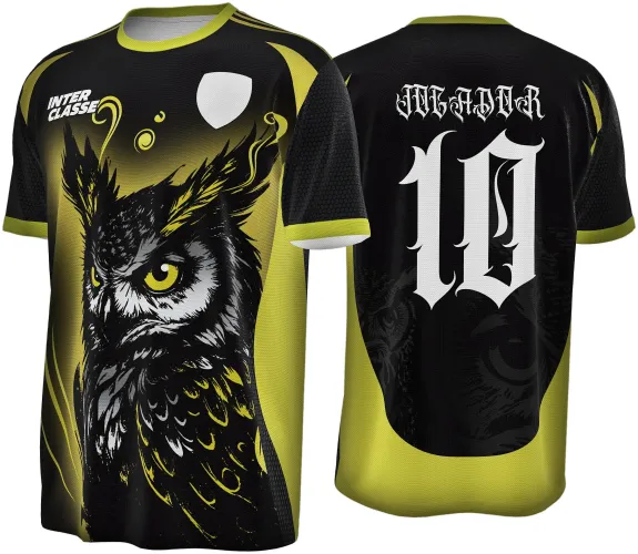 Camisa com arte de coruja preta e dourada na frente em fundo degrade amarelo para preto, texto INTER CLASSE e escudo branco, costas pretas com número 10 branco e a palavra JOGADOR acima, mangas pretas com detalhes amarelos.