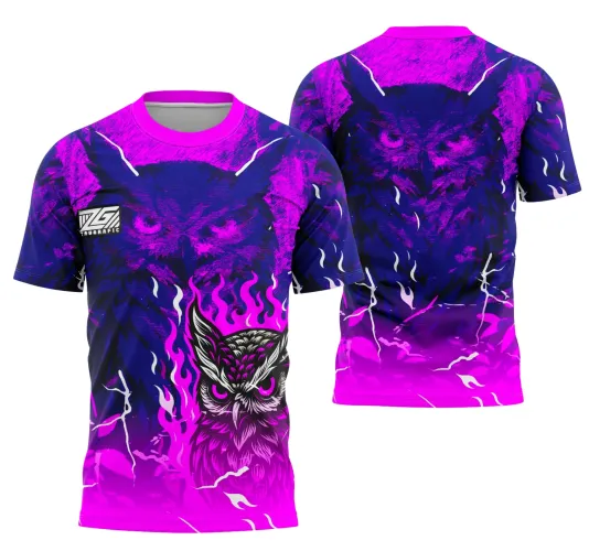 Camisa com coruja em pose frontal na frente com chamas roxas, texto JOGADOR e logo, costas com coruja maior em degradê roxo para preto com detalhes brancos em faíscas e chamas.