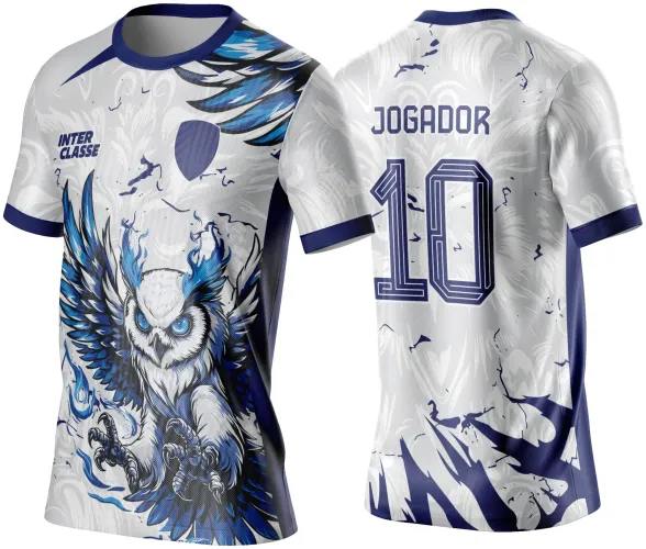 Camisa branca e azul marinho com coruja dominante na frente em tons de azul e branco, asas abertas, rosto intenso, texto INTER CLASSE na frente, e nome JOGADOR com número 10 nas costas. Fundo com detalhes suaves e linhas abstratas.