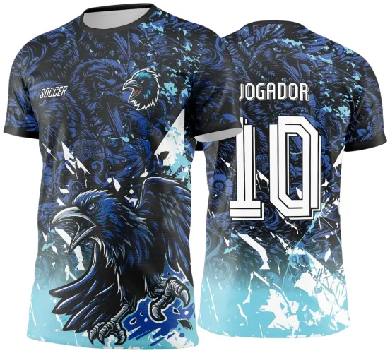 Camisa com arte de corvo azul em postura agressiva na frente com fundo de folhagens azuis e pretas, e costas com grande número 10 branco, texto JOGADOR acima e detalhes de corvo nas mesmas cores frias