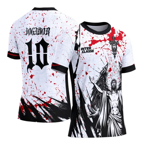 Camisa branca com detalhes pretos nas mangas e gola, frente com figura gótica de Cristo de braços abertos e asas, texto INTER CLASSE, manchas vermelhas. Costas com número 10 e texto JOGADOR em estilo gótico.