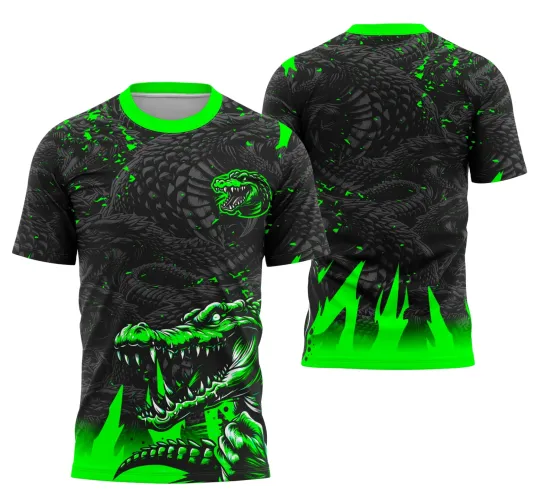 Camisa preta com gola verde neon, frente mostra a cabeça agressiva de um crocodilo em verde vibrante e preto, costas exibem o corpo do crocodilo em degradê verde com detalhes gráficos espalhados, destacando a agressividade do design.
