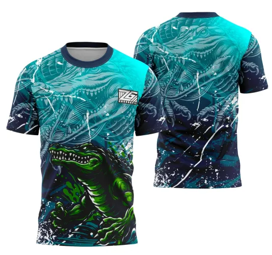 Camisa com frente ilustrada por um crocodilo verde vigoroso e fundo azul degradê, costas exibindo um grande crocodilo esqueletizado azul com detalhes brancos, gola e mangas em azul marinho, com o texto ZAUGRAFIC na frente.