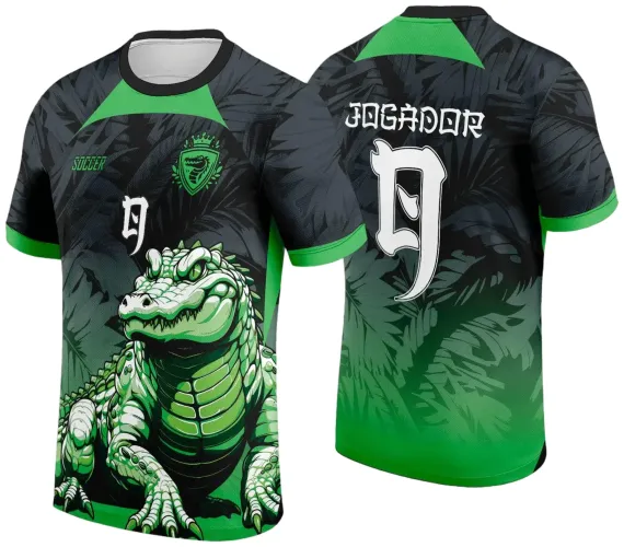 Camisa com ilustração grande de crocodilo verde na frente, fundo preto com folhas escuras, número 9 e escudo verde no peito, e nas costas número 9 branco com texto JOGADOR, detalhe degradê verde.