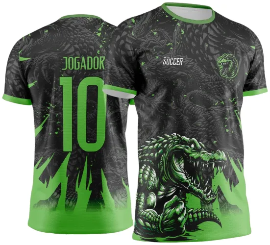 Camisa preta com detalhes e degradê verde, frontais apresentam um crocodilo agressivo verde e escudo similar, texto 'SOCCER', costas com número 10 e nome 'JOGADOR' em verde, mangas e gola com acabamento verde.