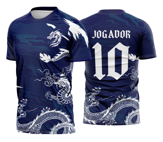 Camisa com logo no peito em destaque e estampa grande nas costas, predominantemente azul com detalhes em branco, design arrojado que une elementos de dragão e estilo interclasse em visual moderno e vibrante.