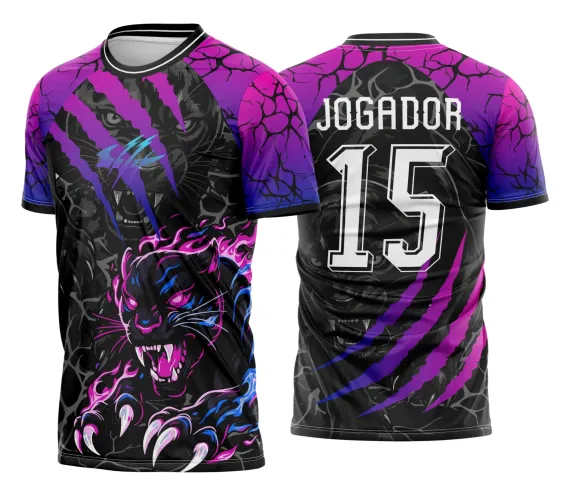 Camisa com logo no peito e estampa grande nas costas ilustrando uma pantera negra em chamas, design vibrante e cheio de atitude que destaca o estilo interclasse com cores intensas e contraste marcante.