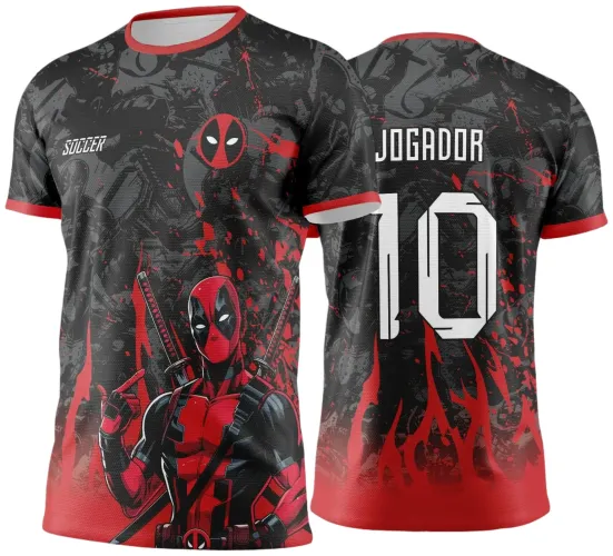 Camisa com arte do Deadpool em vermelho e preto na frente, com katanas nas costas e detalhes vermelhos, gola e mangas nesse tom. Nas costas o texto JOGADOR e o número 10 em branco sobre fundo escuro com grafismos vermelhos.