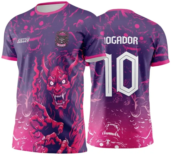Camisa com degrade roxo e rosa, demonio japonês vermelho na frente, logo de caveira com kanji no peito e texto SOCCER; costas com demonio grande, texto JOGADOR e número 10 em branco