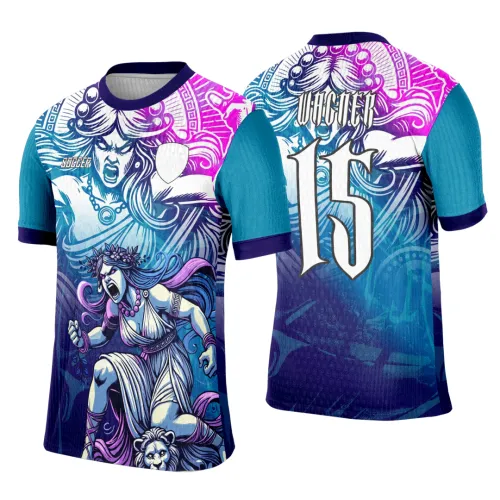 Camisa estilizada com figura frontal de deusa grega em azul, roxo e branco segurando postura ofensiva com leão abaixo. Nas costas, número 15 grande em branco com nome WAGNER acima. Mangas em azul com detalhes roxos, fundo decorado com elementos gregos.