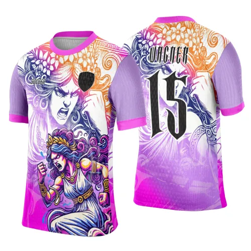 Camisa com figura de deusa grega guerreira na frente em tons de roxo, rosa e azul, com punho fechado e detalhes dourados. Fundo degradê rosa, lilás e laranja, mangas roxas e escudo preto. Nas costas, rosto feminino forte, número 15 em preto grande e texto WICKER em fonte gótica.