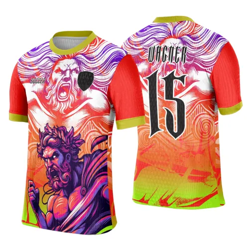 Camisa com estampa de deus grego musculoso em roxo na frente e cabeça gigante branca e vermelha ao fundo, mangas vermelhas, colarinho amarelo-limão. Costas com número 15 preto e nome VINCER em destaque, fundo em degradê laranja e verde.