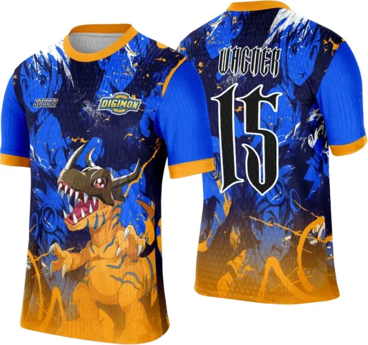 Camisa azul com degradê laranja e gola laranja, frente com figura do Digimon Agumon e logo Digimon, costas com número 15 e nome WAGNER em fonte gótica, fundo com desenhos em azul escuro e detalhes laranja e branco.