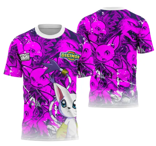 Camisa roxa com Gatomon em destaque na frente e várias silhuetas de Digimons em tons roxos e desgastados nas costas. Logotipo Digimon visível na frente, visual marcante e moderno.