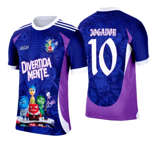 Camisa azul escura com detalhes roxos e branco, frente tem personagens do filme Divertida Mente e texto DIVERTIDA MENTE, costas com número 10 e JOGADOR em branco com contorno lilás, fundo texturizado azul com desenhos dos personagens.