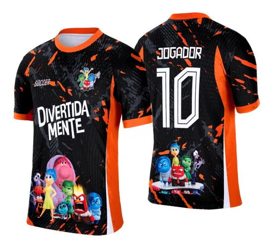 Camisa preta com detalhes em laranja, frente com texto DIVERTIDA MENTE e personagens do filme, costas com nome JOGADOR, número 10 e personagens coloridos, fundo com padrões laranja sobre preto