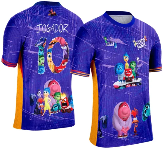 Camisa roxa com detalhes amarelos, frente com personagens de Divertida Mente e os textos 'DIVERTIDA MENTE' e 'SOCCER', costas com o número 10 em cores vivas recheado de personagens e a palavra 'JOGADOR' escrita acima.