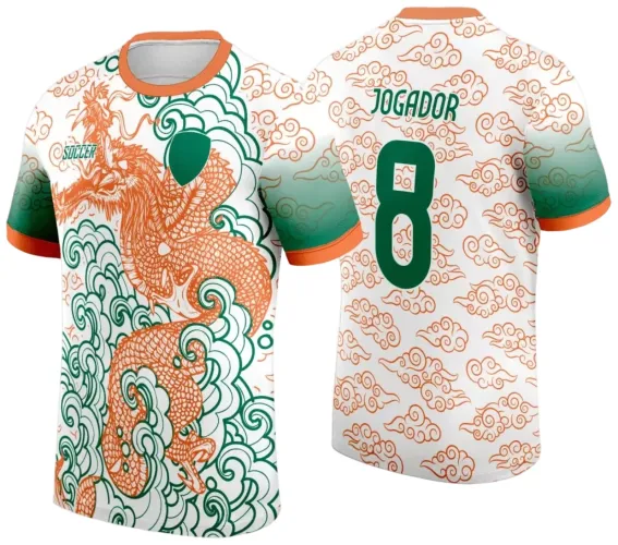Camisa com dragão laranja em pose envolvente na frente, fundo branco com ondas verdes e gola laranja. Costas têm padrão de nuvens laranja, nome JOGADOR e número 8 em verde, com mangas degradê verde e barras laranja.
