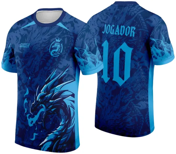 Camisa azul com dragão estilizado e chamas azuis na frente, escudo com coroa e texto SOCCER; costas com número 10 azul claro e nome JOGADOR, mangas com detalhes em chamas azuis.