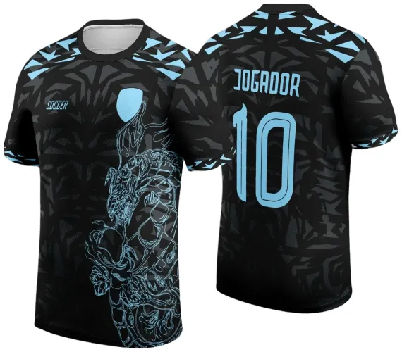 Camisa preta com desenho contornado de dragão azul na frente e escudo azul sem nome. Costas com nome JOGADOR e número 10 em azul. Gola e punhos com detalhes azuis triangulares e padrão geométrico escuro ao fundo.